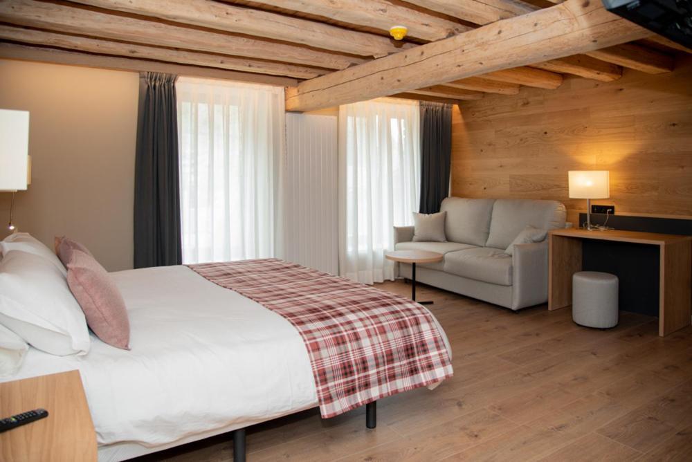 Hotel Roya Espot Exteriér fotografie